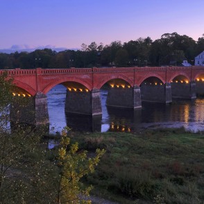 Kuldīgas vecais ķieģeļu tilts vakara apgaismojumā pār Ventu Kuldīgas vecais ķieģeļu tilts vakara apgaismojumā pār Ventu