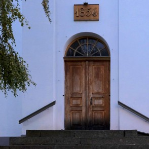 Saulkrastu luterāņu baznīcas ieejas portāls Saulkrastu luterāņu baznīcas ieejas portāls