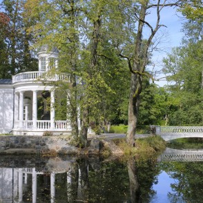 Kafijas paviljons Ķemeru parkā pie ūdens ainaviskā vidē Kafijas paviljons Ķemeru parkā pie ūdens ainaviskā vidē