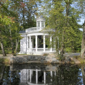 Kafijas paviljons Ķemeru parkā ar atspulgu ūdenī Kafijas paviljons Ķemeru parkā ar atspulgu ūdenī