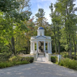 Kafijas paviljons Ķemeru parkā ar skatu no celiņa Kafijas paviljons Ķemeru parkā ar skatu no celiņa
