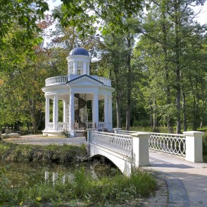 Kafijas paviljons Ķemeru parkā ar tiltu un ūdens kanālu Kafijas paviljons Ķemeru parkā ar tiltu un ūdens kanālu