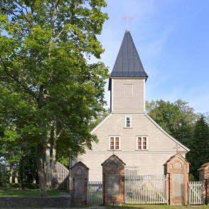 Engures luterāņu baznīca vasarā Engures luterāņu baznīca vasarā