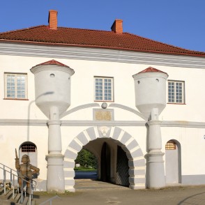 Vēsturiskie Priekules Zviedru vārti saulainā dienā Vēsturiskie Priekules Zviedru vārti saulainā dienā