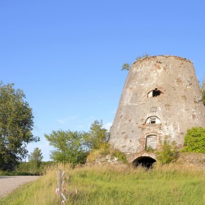Senās Mindes vējdzirnavu drupas līdzās lauku ceļam Senās Mindes vējdzirnavu drupas līdzās lauku ceļam