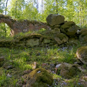 Zvārdes baznīcas drupas Zvārdes baznīcas drupas