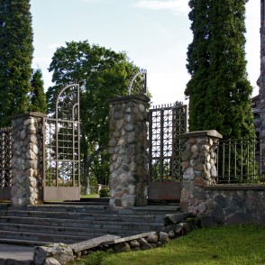 Višķu baznīcas sētas vārti Višķu baznīcas sētas vārti