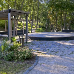 Ķēniņkalna mazā koka skatuve un labiekārtota atpūtas zona Talsos Ķēniņkalna mazā koka skatuve un labiekārtota atpūtas zona Talsos