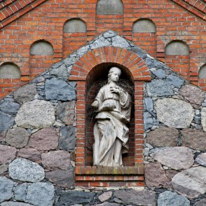 Skulptūra Nīdermuižas baznīcas fasādē Skulptūra Nīdermuižas baznīcas fasādē