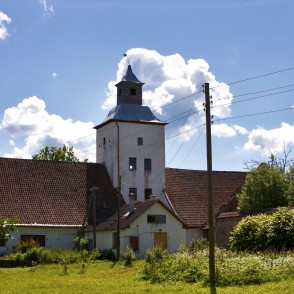 Stukmaņu muižas zvanu tornis ar vārtu caurbrauktuvi Stukmaņu muižas zvanu tornis ar vārtu caurbrauktuvi