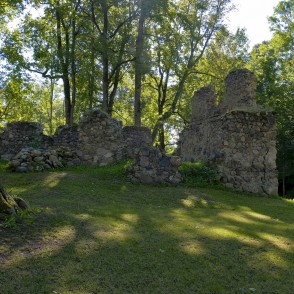 Skujenes pilskalns un Skujenes viduslaiku pilsdrupas Skujenes pilskalns un Skujenes viduslaiku pilsdrupas