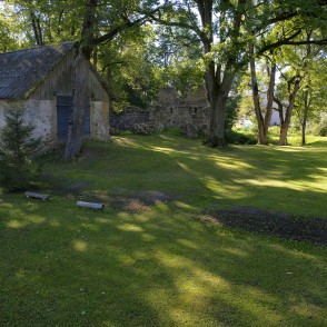 Skujenes pilskalns un Skujenes pilsdrupas Skujenes pilskalns un Skujenes pilsdrupas