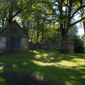 Skujenes pilskalns un Skujenes pilsdrupas Skujenes pilskalns un Skujenes pilsdrupas