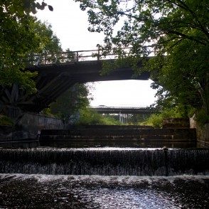 Gājēju koka tilts pār Rīvu Gājēju koka tilts pār Rīvu