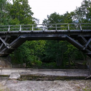 Gājēju koka tilts pār Rīvu Gājēju koka tilts pār Rīvu