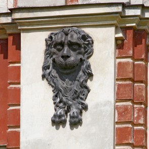 Lauva Jelgavas pils fasādē Lauva Jelgavas pils fasādē