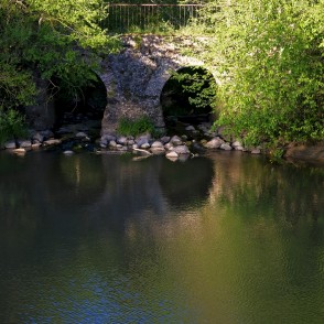 Akmens mūra velvju tilts pār Klūgas upi Akmens mūra velvju tilts pār Klūgas upi