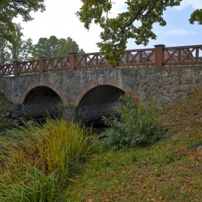 Laukakmeņu mūra tilts pār Auces upi Bēnē Laukakmeņu mūra tilts pār Auces upi Bēnē