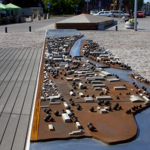 Tirdzniecības kanāla un tā krastmalas ielu makets (Liepāja) Tirdzniecības kanāla un tā krastmalas ielu makets (Liepāja)