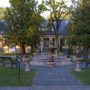 Strūklaka Skrundas muižas pagalmā Strūklaka Skrundas muižas pagalmā