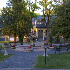 Strūklaka Skrundas muižas pagalmā Strūklaka Skrundas muižas pagalmā