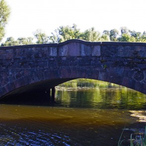 Akmens tilts pār Tebru Aizputē Akmens tilts pār Tebru Aizputē