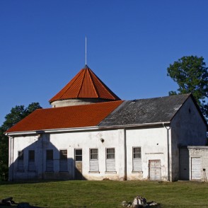 Alsungas pils skatā no pagalma Alsungas pils skatā no pagalma