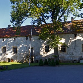 Alsungas pils skatā no pagalma Alsungas pils skatā no pagalma