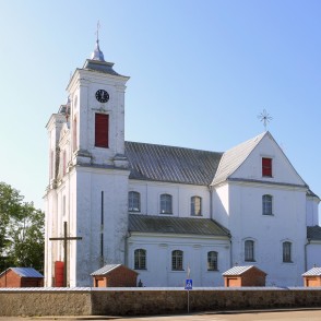 Mosēdes Svētā Erceņģeļa Miķeļa baznīca skaidrā vasaras dienā Mosēdes Svētā Erceņģeļa Miķeļa baznīca skaidrā vasaras dienā