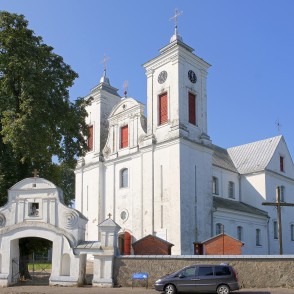 Mosēdes Svētā Erceņģeļa Miķeļa baznīcas galvenā fasāde un ieeja Mosēdes Svētā Erceņģeļa Miķeļa baznīcas galvenā fasāde un ieeja