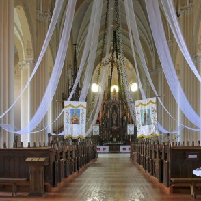 Salantu baznīcas iekšskats ar altāri un dekoratīviem baltiem audumiem Salantu baznīcas iekšskats ar altāri un dekoratīviem baltiem audumiem