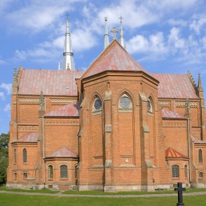 Salantu Svētās Jaunavas Marijas Debesīs uzņemšanas baznīcas aizmugures skats Salantu Svētās Jaunavas Marijas Debesīs uzņemšanas baznīcas aizmugures skats