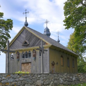 Gintališķes Sv. apustuļa evaņģēlista Mateja baznīca koku ieskautā pagalmā Gintališķes Sv. apustuļa evaņģēlista Mateja baznīca koku ieskautā pagalmā