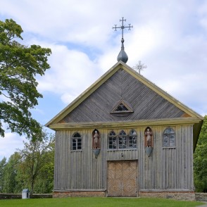 Gintališķes Sv. apustuļa evaņģēlista Mateja baznīcas galvenā fasāde ar krustu Gintališķes Sv. apustuļa evaņģēlista Mateja baznīcas galvenā fasāde ar krustu