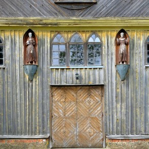 Gintališķes Sv. apustuļa evaņģēlista Mateja baznīcas fasādes detaļas ar figūrām Gintališķes Sv. apustuļa evaņģēlista Mateja baznīcas fasādes detaļas ar figūrām