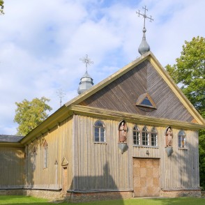 Gintališķes Sv. apustuļa evaņģēlista Mateja baznīca saulainā dienā no sānskata Gintališķes Sv. apustuļa evaņģēlista Mateja baznīca saulainā dienā no sānskata