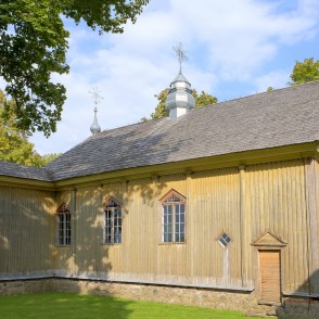 Gintališķes Sv. apustuļa evaņģēlista Mateja baznīcas sānu fasāde ar logiem un torņiem Gintališķes Sv. apustuļa evaņģēlista Mateja baznīcas sānu fasāde ar logiem un torņiem