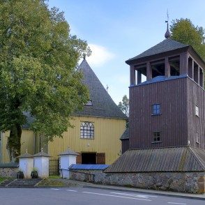 Plateliai Sv. apustuļu Pētera un Pāvila baznīca ar zvanu torni un akmens žogu Plateliai Sv. apustuļu Pētera un Pāvila baznīca ar zvanu torni un akmens žogu