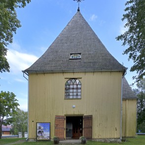 Plateliai Sv. apustuļu Pētera un Pāvila baznīcas fasāde ar koka durvīm un krustu Plateliai Sv. apustuļu Pētera un Pāvila baznīcas fasāde ar koka durvīm un krustu