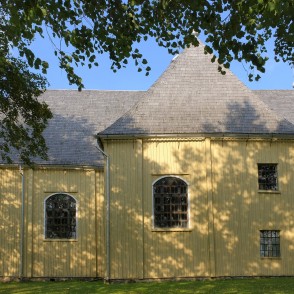 Plateliai Sv. apustuļu Pētera un Pāvila baznīcas sānskats Plateliai Sv. apustuļu Pētera un Pāvila baznīcas sānskats