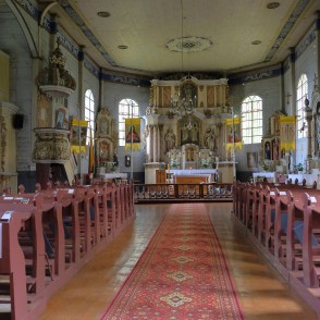 Plateliai Sv. apustuļu Pētera un Pāvila baznīcas interjers ar altāri un solu rindām Plateliai Sv. apustuļu Pētera un Pāvila baznīcas interjers ar altāri un solu rindām