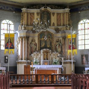 Plateliai Sv. apustuļu Pētera un Pāvila baznīcas galvenais altāris ar skulptūrām un lustru Plateliai Sv. apustuļu Pētera un Pāvila baznīcas galvenais altāris ar skulptūrām un lustru