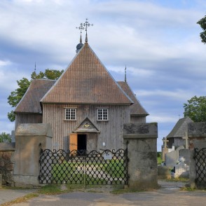 Beržoro Sv. bīskapa Staņislava baznīca aiz akmens mūra un metāla vārtiem Beržoro Sv. bīskapa Staņislava baznīca aiz akmens mūra un metāla vārtiem