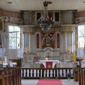 Beržoro Sv. bīskapa Staņislava baznīcas altāris ar greznu dekoru un lustru Beržoro Sv. bīskapa Staņislava baznīcas altāris ar greznu dekoru un lustru