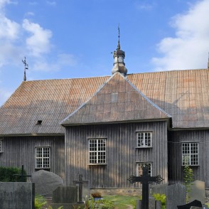 Beržoro Sv. bīskapa Staņislava baznīcas sānskats ar kapsētas pieminekļiem Beržoro Sv. bīskapa Staņislava baznīcas sānskats ar kapsētas pieminekļiem