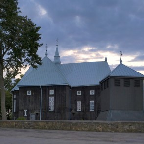 Sedas Svētās Jaunavas Marijas Debesīs uzņemšanas baznīca vakarā aiz akmens mūra Sedas Svētās Jaunavas Marijas Debesīs uzņemšanas baznīca vakarā aiz akmens mūra