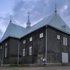 Sedas Svētās Jaunavas Marijas Debesīs uzņemšanas baznīcas sānskats krēslā Sedas Svētās Jaunavas Marijas Debesīs uzņemšanas baznīcas sānskats krēslā