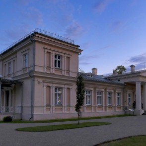 Renavas muižas kungu māja ar kolonnām krēslā Renavas muižas kungu māja ar kolonnām krēslā