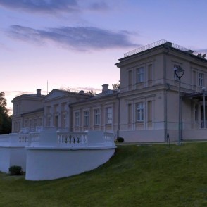 Renavas muižas kungu māja saulrieta gaismā ar terasi un parka ainavu Renavas muižas kungu māja saulrieta gaismā ar terasi un parka ainavu