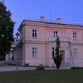 Renavas muižas kungu māja vakara gaismā ar balkonu un parka celiņu Renavas muižas kungu māja vakara gaismā ar balkonu un parka celiņu